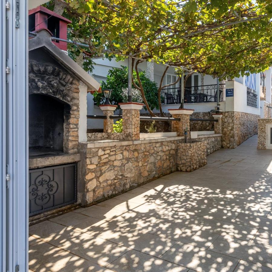 Holiday House Iva Слатине Экстерьер фото